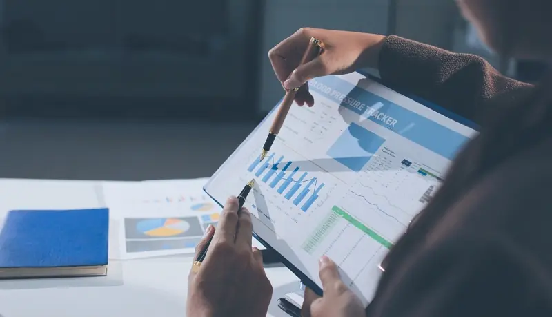 Raum mit KPI-Dashboard