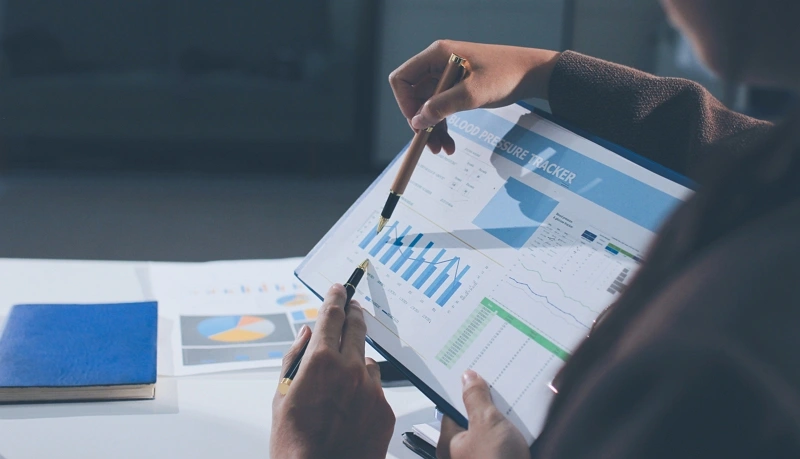 Raum mit KPI-Dashboard